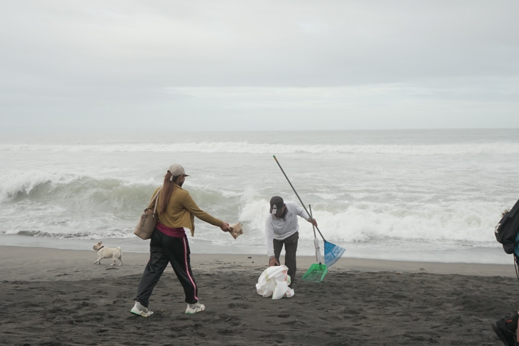 Dalam Memperingati Bulan Bung Karno, Pemerintah Desa Gelar Kegiatan Bersih-Bersih Di Pantai Pererenan